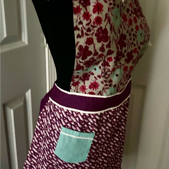 Full apron pockets ties. Spring colors. - Picture 3 of 11